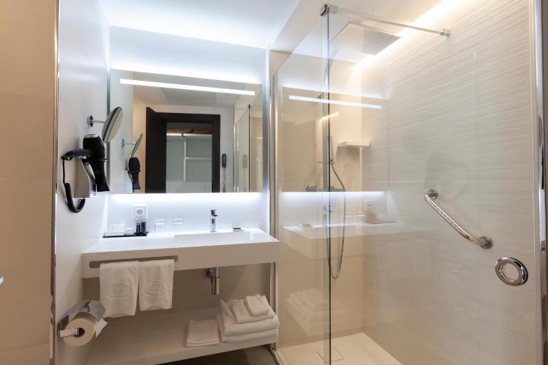 Double or Twin Room with Extra Bed image 3