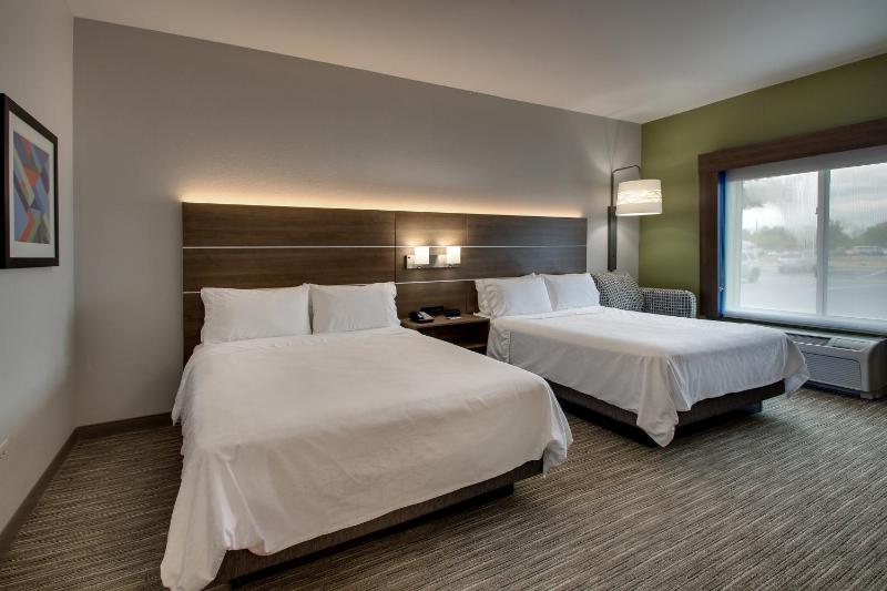 Executive Queen Room with Two Queen Beds image 1