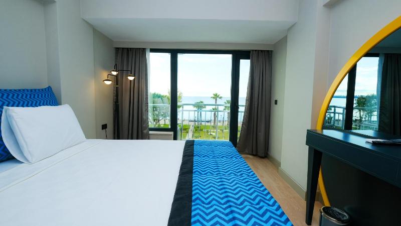 Deluxe Double or Twin Room with Sea View image 3