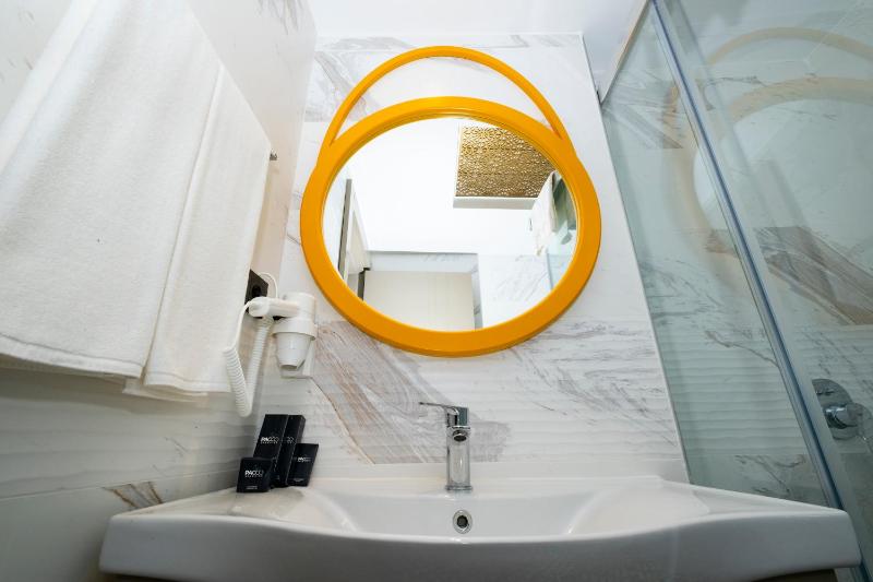 Double or Twin Room with Partial Sea View image 1