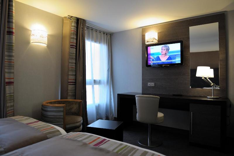 Twin Room with Sofa Bed - Non-Smoking image 2