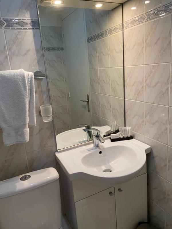 Standard Double Room image 3