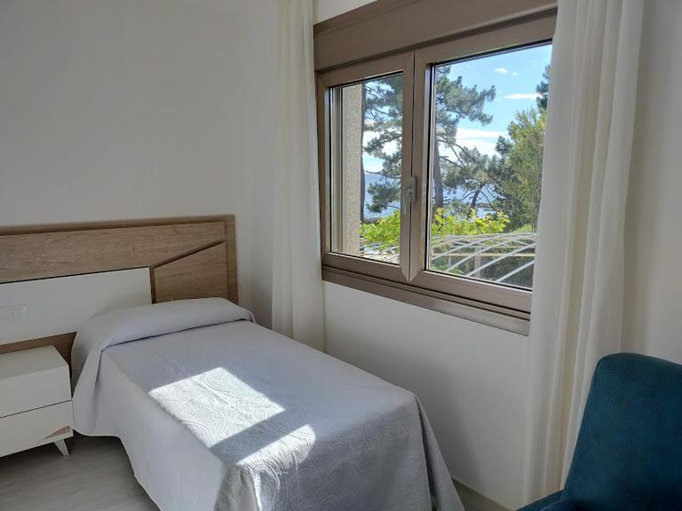Deluxe Double Room with Side Sea View image 3
