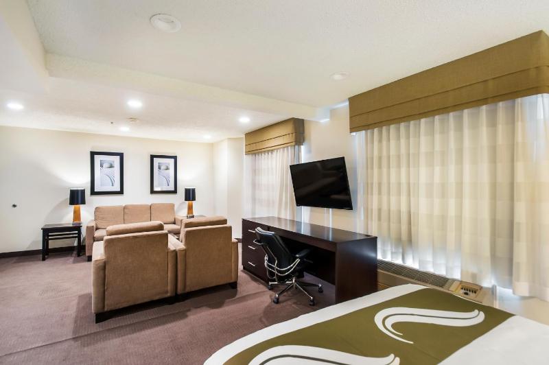King Room with Whirlpool - Non-Smoking image 2