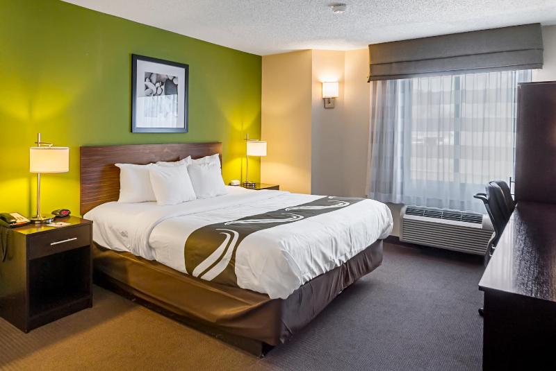 King Room with Whirlpool - Non-Smoking image 4