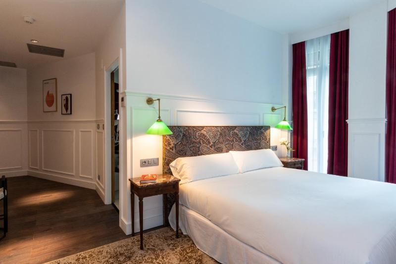 Superior Room with Balcony image 1