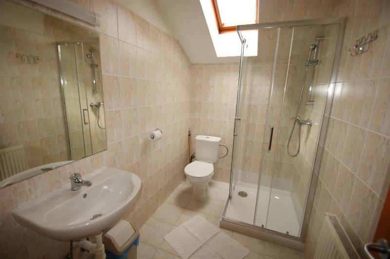 Triple Room with Shower image 1