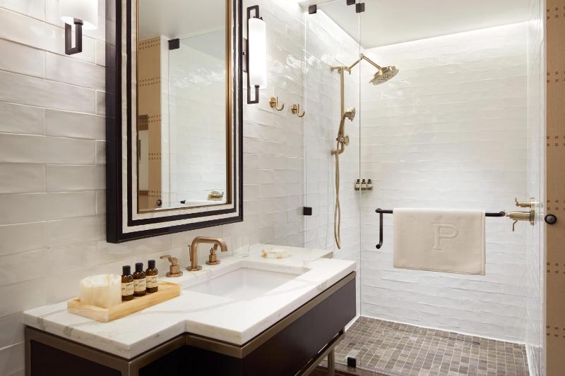 Deluxe King Room image 4