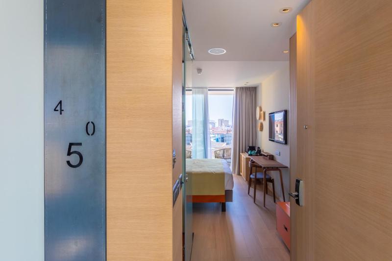 Twin Room - Non-Smoking image 3