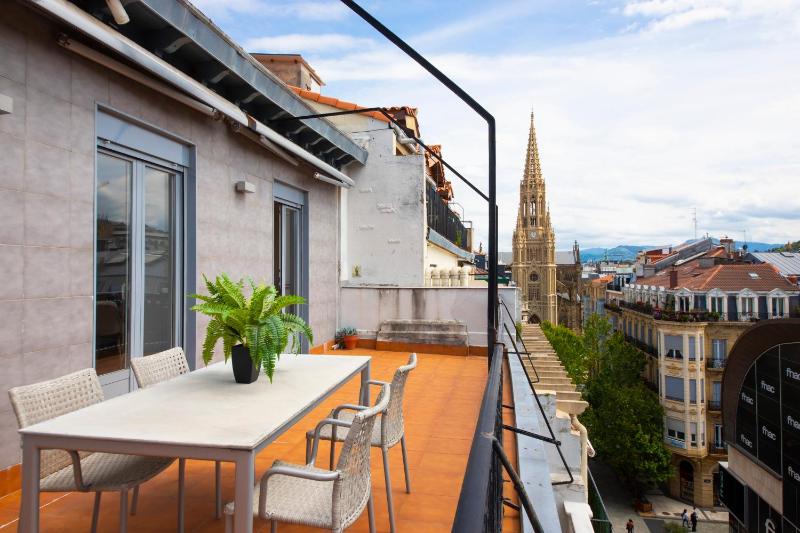Modern Apartment with Spacious Terrace - image 10