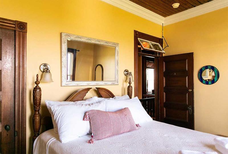 Deluxe Queen Room with Sea View image 2