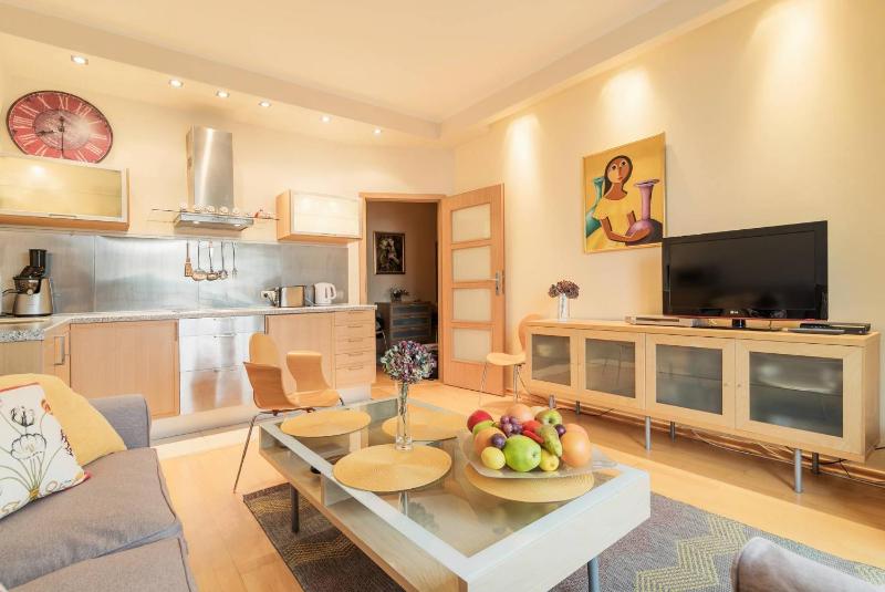 One-Bedroom Apartment - 40 Monte Cassino Street image 2