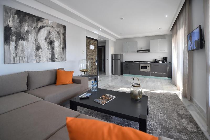 Le Yacht Suites Hotel - image 14