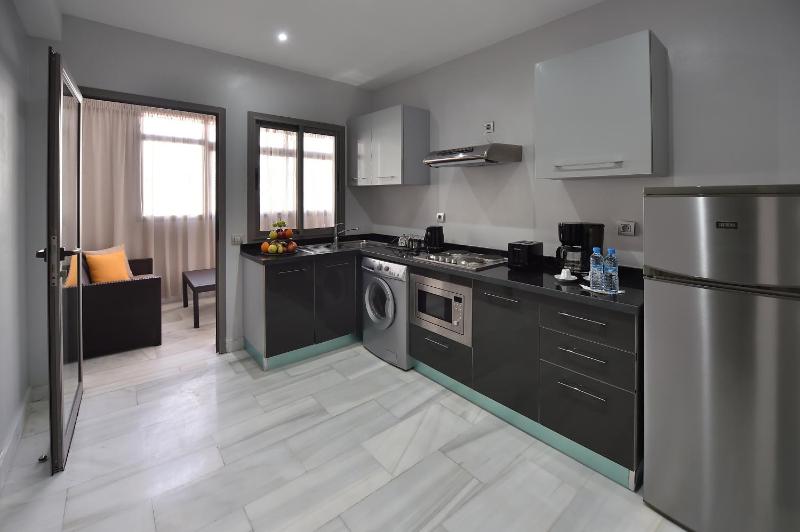 Le Yacht Suites Hotel - image 9
