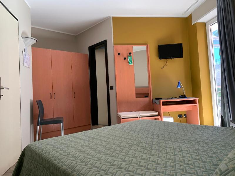 Double Room with Pool View image 2