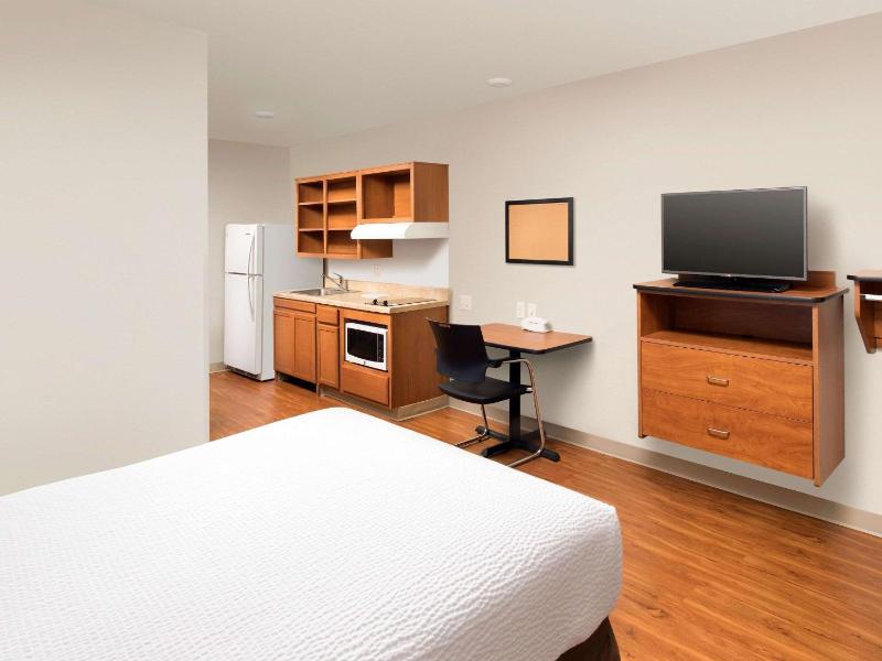 Queen Room  with Roll-In Shower - Disability Access/Non-Smoking image 2