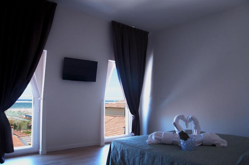 Superior Double or Twin Room with Sea View image 3