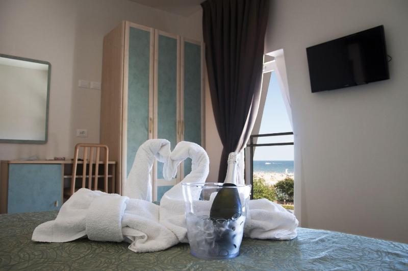 Superior Double or Twin Room with Sea View image 4