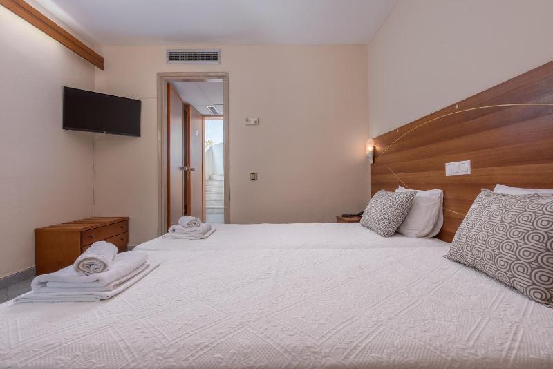Standard Double Room image 3