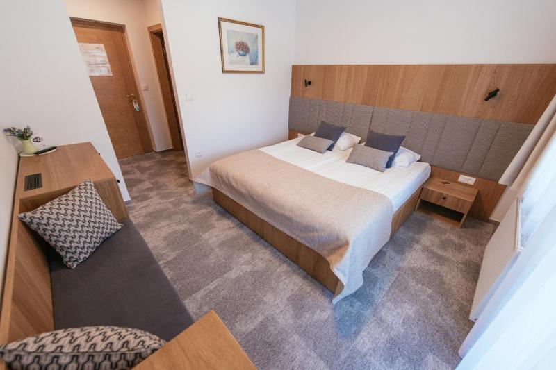 Double or Twin Room image 3