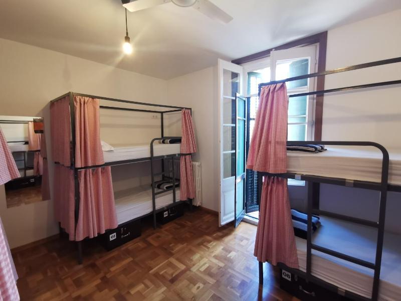 Bed in 8-Bed Mixed Dormitory Room image 1