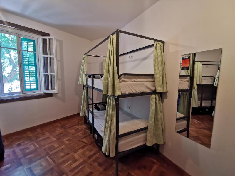 Bed in 8-Bed Mixed Dormitory Room image 3