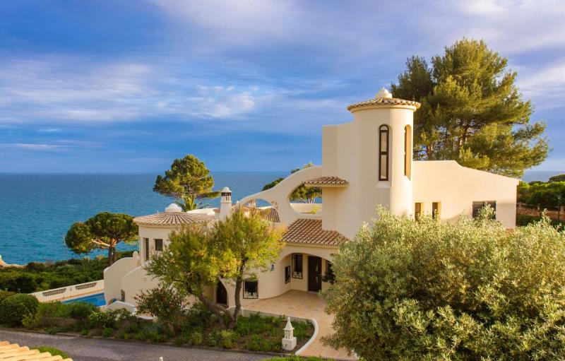 Five-Bedroom Villa with Sea View image 1