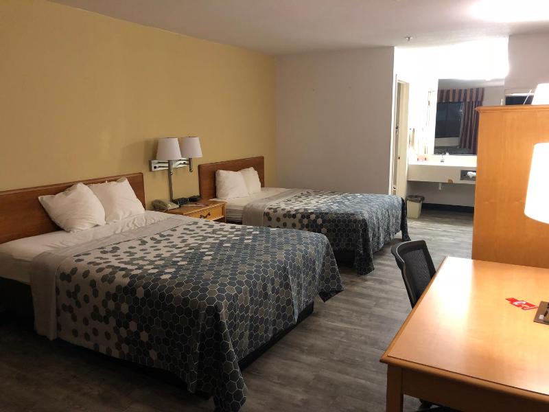 Queen Room with Two Queen Beds and Tub - Smoking image 2