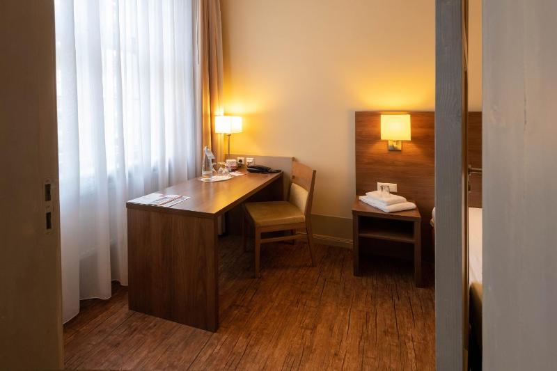 Deluxe Double Room image 3