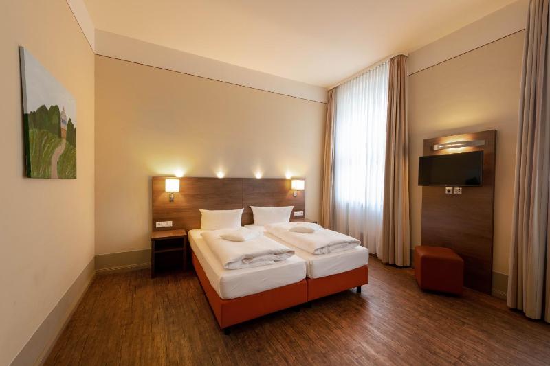 Deluxe Double or Twin Room image 3