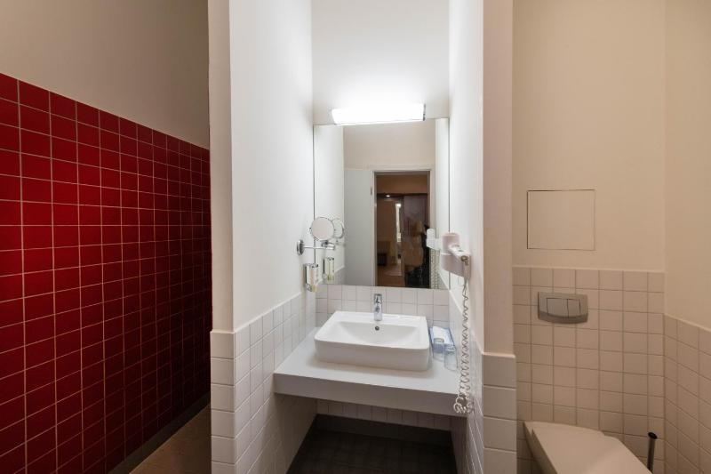 Standard Single Room image 4