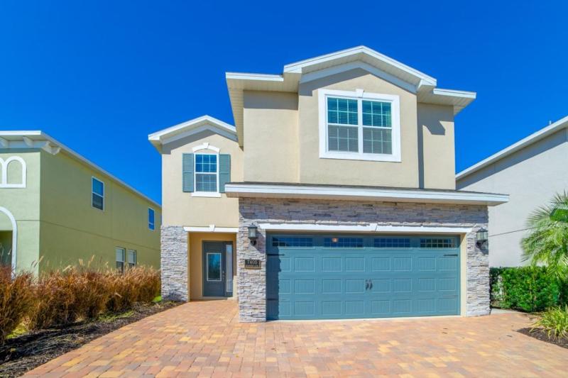 Six-Bedroom House image 1