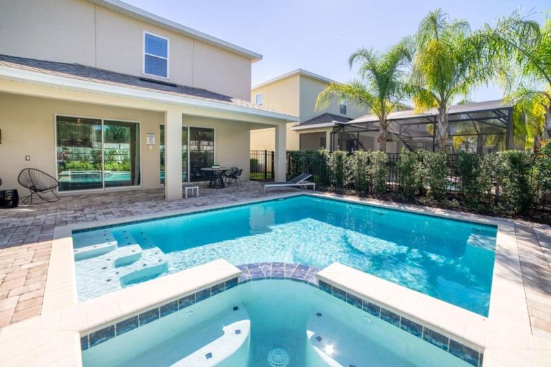 Six-Bedroom House image 2
