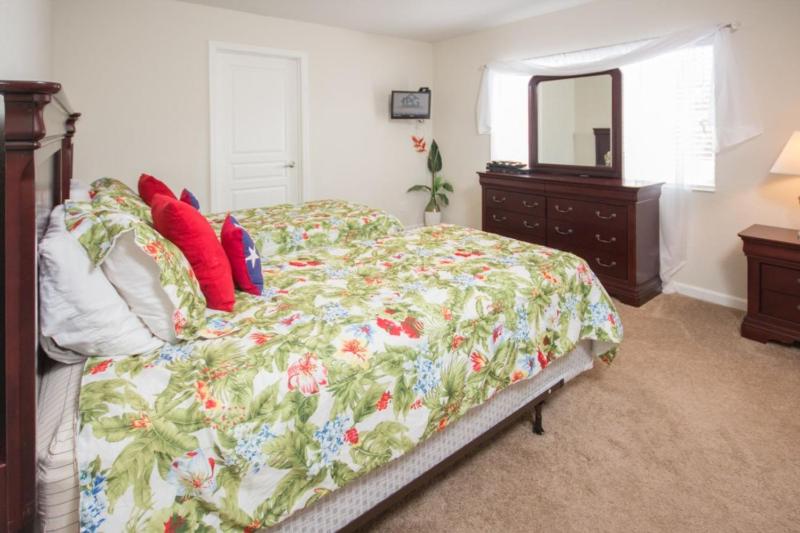 Six-Bedroom House image 2
