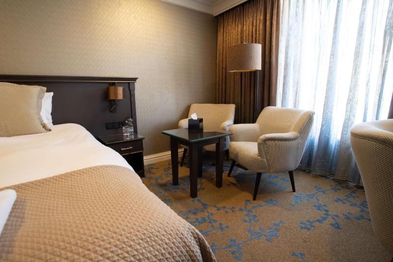 Deluxe King Room image 2