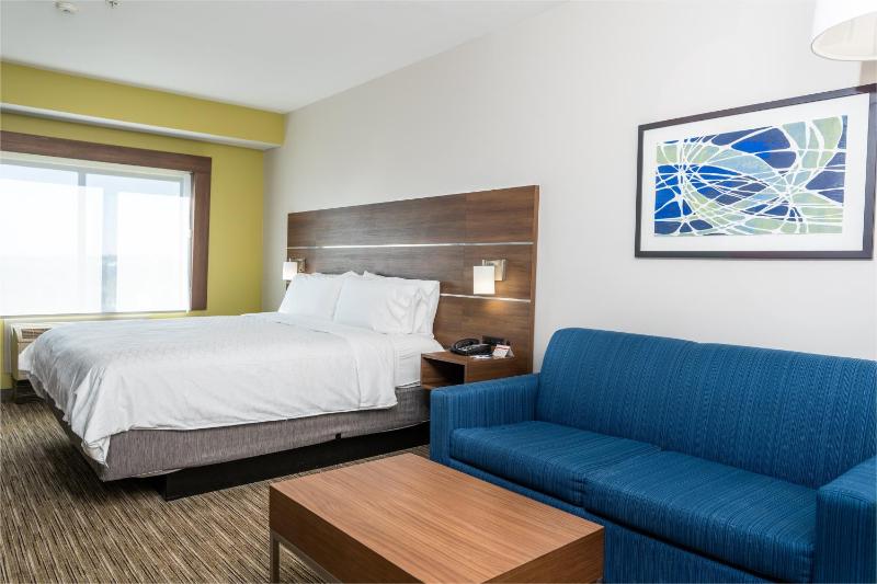 Standard King Room with Sofa Bed image 4