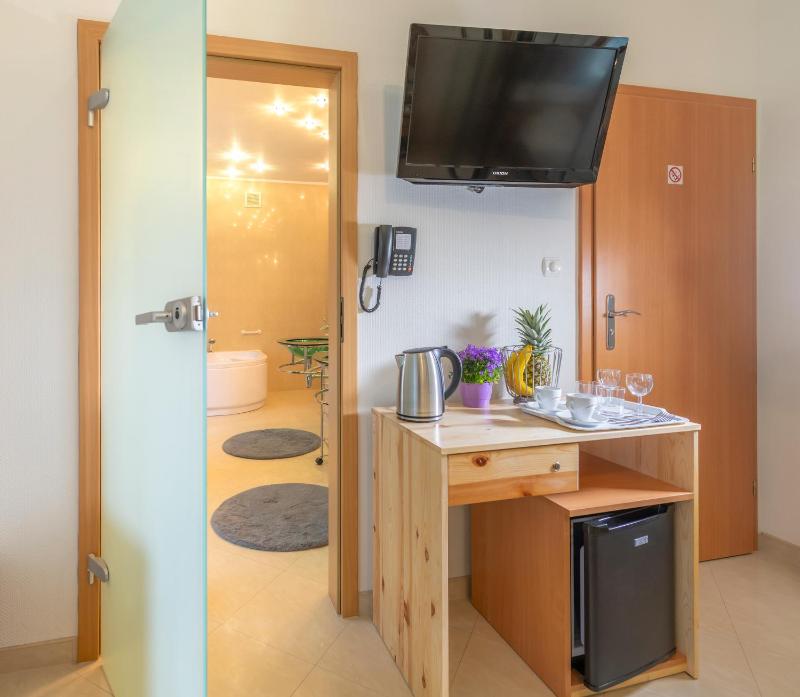 Deluxe Double Room with Bath image 4