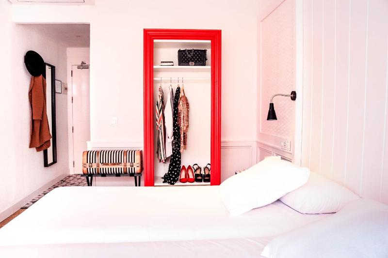 Twin Room image 3