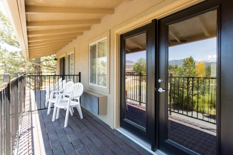 King Room with Balcony - Non-Smoking image 2