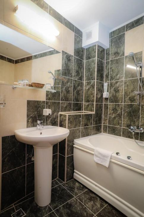One-Bedroom Suite image 2