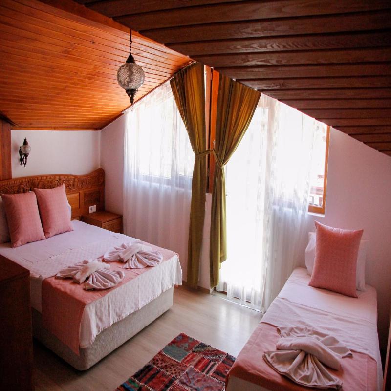 Triple Room with Balcony image 1