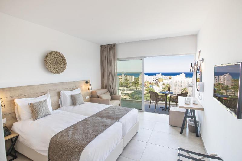 Double Room with Sea View image 2