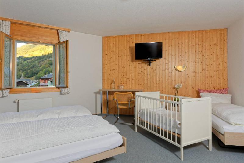 Triple Room with Private Bathroom image 3