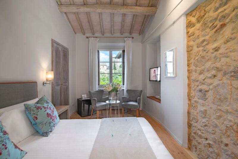 Standard Double Room image 3