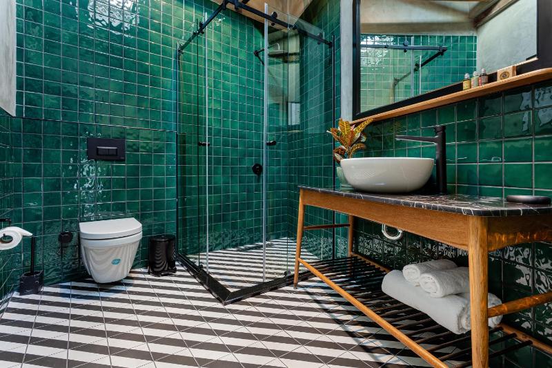 King Suite with Balcony image 4