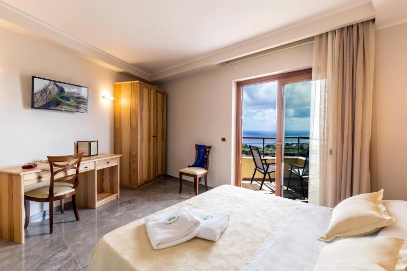 Deluxe Double Room with Sea View image 1