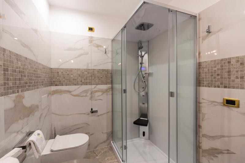 Deluxe Double Room with Sea View image 4