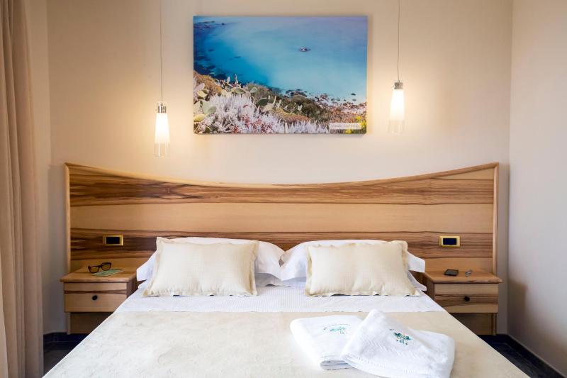 Deluxe Double Room with Sea View image 3