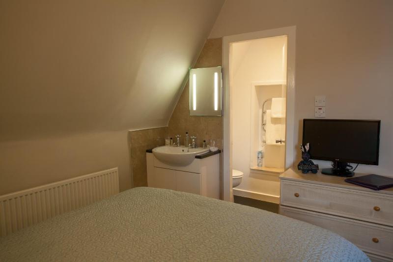 Double Room image 3
