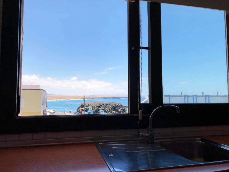 Three-Bedroom Apartment with Sea View and Terrace (6 Adults) image 4